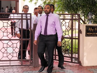 ގަވާއިދުން ޗުއްޓީއަށް ދެވޭ، އެކަމަކު ގަވާއިދުން މަޖިލިސް ނުބޭއްވޭ!