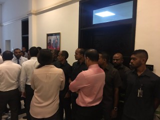 ރިޔާސަތުގެ މޭޒަށާއި އިބޫގެ ކޮޓަރި ކޮޅަށް ބިސް ޖަހައިފި 