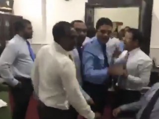 މައިނޯރިޓީ ލީޑަރުގެ ކޮޓަރިކޮޅަށް ޕީޕީއެމްގެ މެންބަރުން ވަދެ އަޑުގަދަ ކުރަނީ