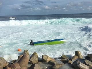 ދެކުނު ފަރާތު ނެރުމައްޗަށް ޑިންގީއެއް ބަންޑުން ޖަހާލައިފި