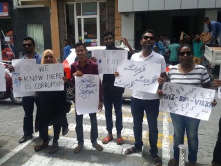 މާލެއިން ބިން ވިއްކުމާއި ދެކޮޅަށް ޒުވާނުން އިހުތިޖާޖުކޮށްފި