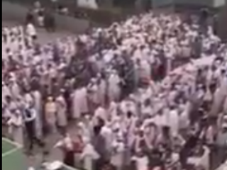 އިންޑޮނީޝިއާ ހައްޖުވެރިން ޖިއްދާ އެއަރޕޯޓުގައި މަދަހަ ކިޔާ ވީޑިއޯ އެއް ވައިރަލް ވެއްޖެ