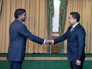 އެމްއެމްއޭގެ ގަވަރުނަރު އަހުމަދު ނަސީރު (ވ)، ރައީސް އަބްދުﷲ ޔާމީނާއެކު (ކ)