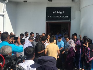 ގާސިމް ބުރާސްފަތި ދުވަހު ކޯޓްރޫމްގައި އިންނަވަނިކޮށްވަނީ ކޯޓް ރޫމްގެ ތެރެއަށް ވެއްޓިފައި