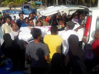  ގަހެއް ވެއްޓިގެން އަނިޔާވި ދެކުދިންގެ ހާލު އަންނަނީ ރަގަޅުވަމުން : ކުޅުދުއްފުށީ ރީޖެނަލް ހޮސްޕިޓަލް 