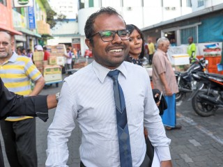 ސީއޯއޯ ހުސެއިން ފިޔާޒްގެ ހަށިގަނޑަށް ވަޅި ހެރުމަށް ސިޔާސީ ޕާޓީއަކުން ޒުވާނަކާއި ހަވާލުކުރި: ރާއްޖެޓީވީ