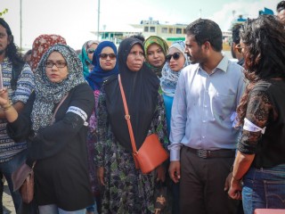 Judge Adam Arif's mother stands with journalists, as he delivers verdict against RaajjeTV COO!