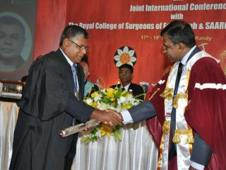 ލަންކާގެ ކޮލެޖް އޮފް ސާރޖަންސްގެ އެންމެ މަތީ ދަރަޖައިގެ އެވޯޑް ޑރ. ސޯލިހަށް