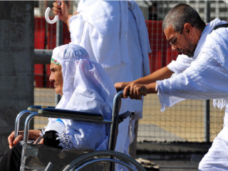 މިއަހަރުގެ ހައްޖުގެ އަޅުކަން އަދާކުރުމަށް ގޮސްފައިވާ ފުރޮޅުލީ ގޮނޑިއެއްގައި އިން އަންހެނަކަށް މީހަކު އެހީތެރިވަނީ