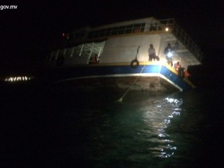 15 މީހުންނާއެކު ދަތުރުކުރި ބޯޓެއް ފަރަށް އަރައިފި 