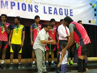 ރިސޯޓް ވޮލީ ޗެމްޕިއަންސް ލީގުގެ ޗެމްޕިއަންކަން ހޯދި އަނަންތަރާ ޓީމު މެޑަލްއާ ހަވާލުވަނީ 