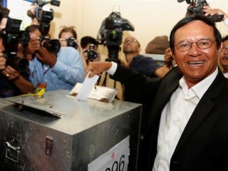 ގައުމަށް ޣައްދާރުވިކަމުގެ ތުހުމަތުކޮށް ކެމްބޯޑިއާގެ އިދިކޮޅު ލީޑަރު ހައްޔަރުކޮށްފި