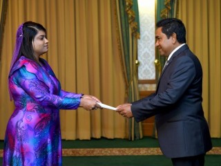 ރައީސް ޔާމީން ޕީޖީއާ މަގާމުގެ ފަތްކޮޅު ހަވާލު ކުރައްވަނީ:- ޕީޖީ އޮފީހުން ދައުވާކުރި މައްސަލައިގެ އަޑުއެހުންތައް ފެށުމަށް މިހާރު ވަނީ ތާވަލުކޮށްފައި