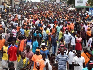 ޓޯގޯގައި ޤާނޫނު އަސާސީ އިސްލާހުކުރުމަށް ގޮވާލައި މުޒާހަރާކޮށްފި