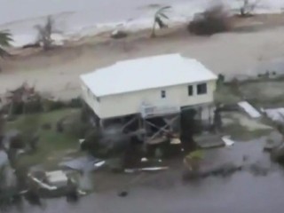  ތޫފާން އިރްމާ ބިންތިރި ޓަރކްސް އެންޑް ކެއިކޮސްއަށް މިސްރާބު ޖަހައިފި