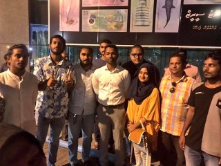 މީކާއީލް ފުލުސް އޮފީހަށް ހާޒިރުވުމުގެ  ކުރިން ފުލުސް އިދާރާކައިިރި އަށް ދިޔަ މީހުންނާއެކު ފޮޓޯއަކަށް ހުއްޓި:--  