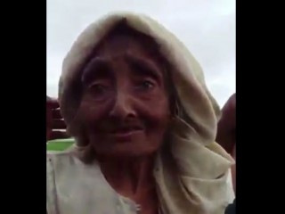 މިޔަންމާ ސިފައިންގެ ކިބައިން ސަލާމަތްވުމަށް 80 އަހަރުގެ އަންހެނަކު ފައި މަގުގައި 50 މޭލަށް ހިނގައިފި