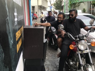 ފަންޑު ފޮއްޓަށް މީހަކު ފައިސާ ހަދިޔާކުރަނީ