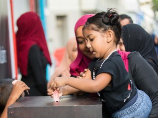 ރާއްޖެޓީވީ ކައިރީގައި ހުރި ފަންޑު ފޮއްޓަށް ތުއްތު ކުއްޖަކު ރުފިޔާ ހަދިޔާކުރަނީ