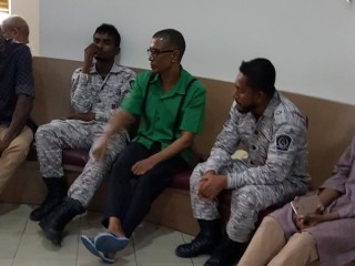 އަދީބުގެ ބޮޑުބޭބެ، އަދި ވިޔަފާރިވެރިޔާ ހާމިދު (މ) ކަރެކްޝަނަލް ސާވިސްގެ އޮފިސަރުންނާ އެކު