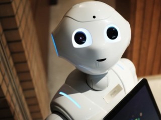 ދުބާއީގެ ކްލާސް ރޫމްތަކުގައި ވަރަށް އަވަހަށް ރޮބޮޓްތައް ފެނިގެންދާނެ