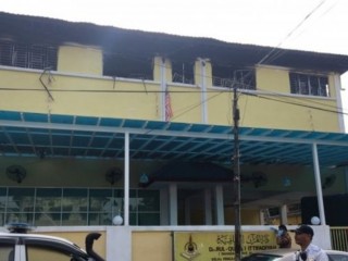 މެލޭޝިއާގެ ސްކޫލުގައި ހިނގި އަލިފާނުގެ ހާދިސާއާ ގުޅިގެން ހަތް ކުޑަ ކުއްޖަކު ހައްޔަރުކޮށްފި 