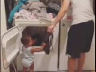 އެއް އަހަރުގެ ތުއްތު އަންހެން ކުއްޖަކު އޭނާގެ ބައްޕަ އަށް އެހީވަނިކޮށް ނަގާފައިވާ ވީޑިއޯއެއް ވައިރަލް ވެއްޖެ