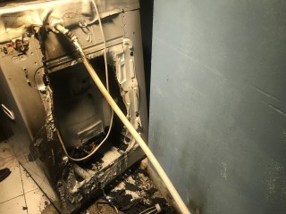  މެޝިން ގޮވި އަޑު ޖަލާލުއްދީން މިސްކިތާ ހަމައަށް، ކޮޓަރިން ނުކުތް އިރު މަންމަގެ ހަށިގަނޑުގައި އަލިފާން ރޯވެފައި