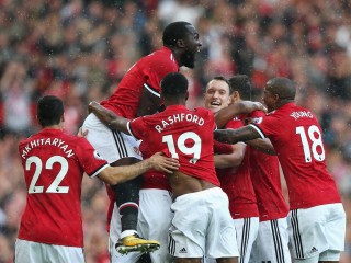 ޕްރިމިއާ ލީގު: ބޮޑުތަފާތަކުން ޔުނައިޓެޑް މޮޅުވިއިރު، ޗެލްސީ އާއި އާސެނަލްގެ ކުރިމަތިލުން އެއްވަރުވެއްޖެ