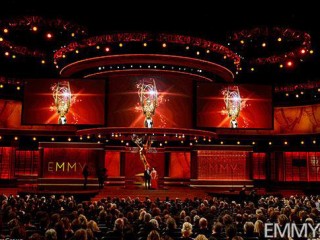 އެމީ އެވޯޑްސް ބާއްވާފައިވާ "ދަ މައިކްރޯސޮފްޓް ތިއޭޓާ"