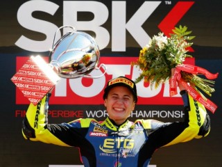 ފުރަތަމަ ފަހަރަށް މޮޓޯރޭސިންގެ ރޭހެއް އަންހެން ޑްރައިވަރަކު ކާމިޔާބުކޮށްފި