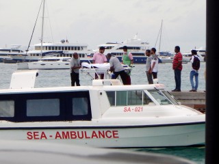 ސީއެމްބިއުލަންސް އެއްގައި ބަލި މީހަކު އުފުލުމުގެ މަސައްކަތްކުރަނީ