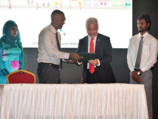 ހައުސިންގ މިނިސްޓަރު ޑރ. މުހައްމަދު މުއިއްޒުއާއި އޮޒްޓާކް ކުންފުނީގެ ޗެއާމަން ޔޫސުފް އޮޒްޓާކް