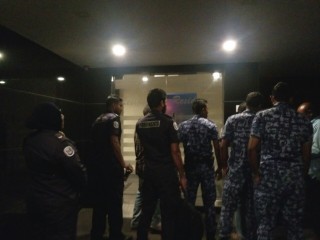 ސަރުކާރު ކޯލިޝަން އެމްޑީއޭގެ އިސްބޭފުޅެއްގެ އެޕާޓްމެންޓަށް ކޯޓް އަމުރެއްގެ ދަށުން ފުލުހުން ވަދެއްޖެ