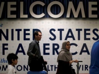 ވޮޝިންޓަންގެ އިންޓަނޭޝަނަލް އެއާޕޯޓަށް އައި ޕަސެންޖަރުންތަކެއް