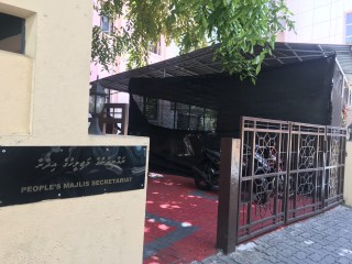 މަޖިލީހުގެ ރިޔާސަތުގެ މޭޒުކޮޅު ބެހެއްޓުމަށް 10 ފޫޓް އުހުގައި ސްޓޭޖް ހެދުމުގެ މަސައްކަތް ކުރާ ތަނުގައި ދާ ޖަހާފަ