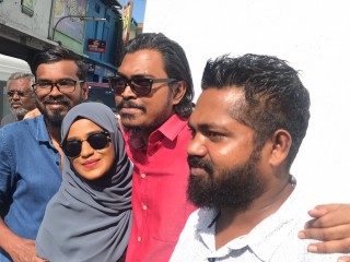 ޒައިދު ކޯޓު ކައިރީގައި: ޒައިދުގެ މައްޗަށް ތިން ދައުވާއެއް އުފުލާފައިވޭ