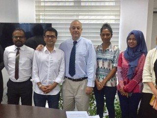 އެމެރިކާ އެމްބަސީގެ ޕަބްލިކް އެފެއާޒް އޮފިސަރ ރާއްޖެޓީވީގެ އިސްބޭފުޅުންނާ ބައްދަލުކުރައްވައިފި