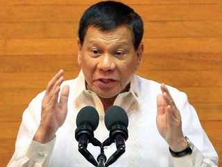 ފިލިޕީންސްގެ ރައީސްގެ ބޮޑީގާޑަކު ބަޑިޖަހާ މަރާލައިފި