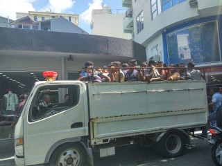 ހައްޔަރުކުރި ބިދޭސީން ފިކަޕެއްގައި ގެންދަނީ