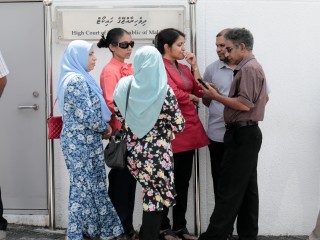 ޔުމްނާއާއި ފިރިކަލުން ނަދީމް އިތުރު ބަޔަކާއެކު ހައިކޯޓުގެ ބޭރުގައި