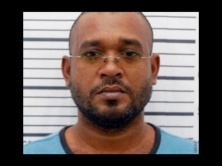 މަސްތުވާތަކެތީގެ ވިޔަފާރި އެންމެ ފުޅާ ދާއިރާއެއްގައި ކުރާ ދެ މީހުންގެ ތެރެއިން އެކަކު ކަމަށް ފުލުހުން ބުނާ އަބްދުﷲ ވަސީމް