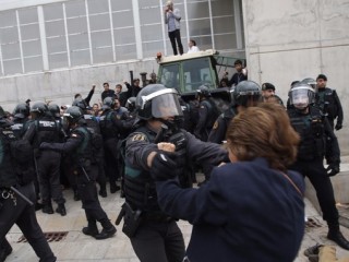 ކެޓަލޯނިއާގެ މިނިވަންކަމާ ބެހޭ ވޯޓު އޮތް ދުވަހު ފުލުހުން ހާލަތާ ނުބައްދަލު ބާރު ބޭނުންކޮށްފައިވޭ: ހިއުމަން ރައިޓްސް ވޮޗް 