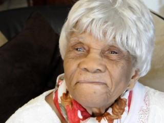 ވޯޓްލުމަށް ހިތްވަރު ދިނުމުން އޮބާމާގެ ތައުރީފް އޮހުނު އަންހެނާ 106 އަހަރުގައި މަރުވެއްޖެ