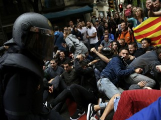 ކެޓަލޯނިއާގެ މިނިވަންކަމާ ދެކޮޅަށް އެތައް ހާސް ބަޔަކު ސްޕެއިންގެ ސިޓީތަކަށް އެއްވެއްޖެ