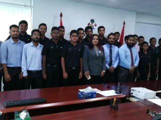 ގައުމީ 19 އަހަރުން ދަށުގެ ކްރިކެޓް ޓީމާއެކު ޔޫތް މިނިސްޓަރު އިރުތިޝާމް އާދަމް ފޮޓޯއަކަށް ހުއްޓިވަޑައިގެން 
