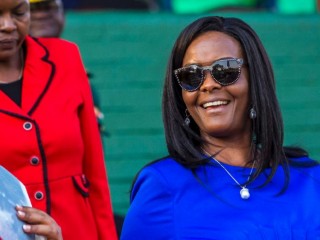 ޒިމްބާބްވޭގެ ފަސްޓްލޭޑީ ބޭނުންކުރައްވާފައިވާ ޖަނގިޔާ ބައްސަވާ ވާހަކަ ލިޔުނު ކަމަށް ބުނެ ނޫސްވެރިޔަކު ހައްޔަރު ކޮށްފި