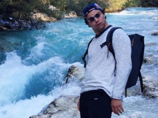 މިގޮތަށް ކޮންމެ މީހަކަށްވެސް މަޝްހޫރު މީހުންނާ ބައްދަލުވެދާނެ