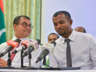 އެންވަޔަރަމެންޓް މިނިސްޓްރީގައި ބޭއްވި ރަސްމިއްޔަތުގައި މެމްބަރު ތޯރިގް، މިނިސްޓަރު ތޯރިގް އަރިހުގައި 