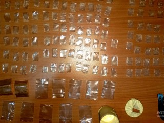 ގިނަ ޢަދަދެއްގެ މަސްތުވާތަކެއްޗާ އެކު ހއ. ހޯރަފުށިން ކުޑަކުއްޖަކު ހައްޔަރުކޮށްފި